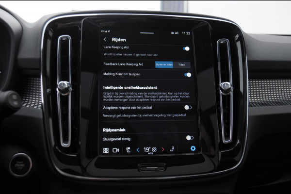 Volvo XC40 B3 177PK Automaat Plus Black Edition / Adaptive cruise control / Elektrische stoelen / Harman Kardon audio / Pilot assist / BLIS / Stoel en stuur verwarming / Elektrische achterklep / Parkeersensoren met camera / Google infotainment