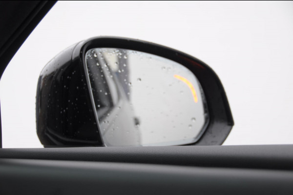 Volvo XC40 B3 177PK Automaat Plus Black Edition / Adaptive cruise control / Elektrische stoelen / Harman Kardon audio / Pilot assist / BLIS / Stoel en stuur verwarming / Elektrische achterklep / Parkeersensoren met camera / Google infotainment