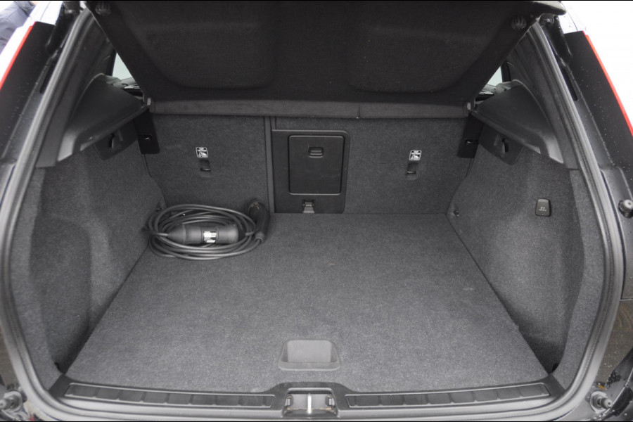 Volvo XC40 T4 211PK Automaat Plus Dark /  cruise control / Elektrische stoelen / Harman Kardon audio / Pilot assist / Stoel en stuur verwarming / Elektrische achterklep / Parkeersensoren met camera / Google infotainment