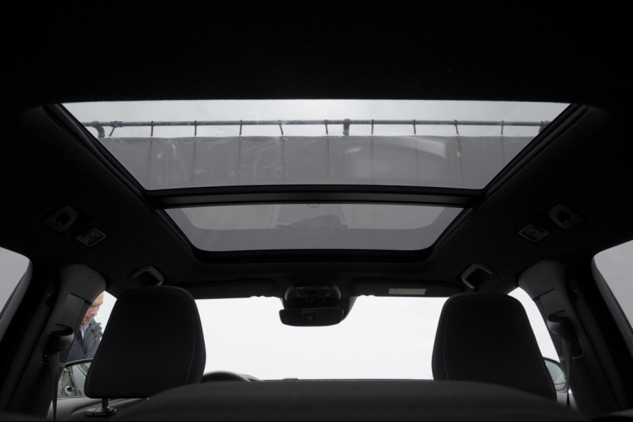 Volvo XC40 T4 211PK Automaat Plus Dark /  cruise control / Elektrische stoelen / Harman Kardon audio / Pilot assist / Stoel en stuur verwarming / Elektrische achterklep / Parkeersensoren met camera / Google infotainment