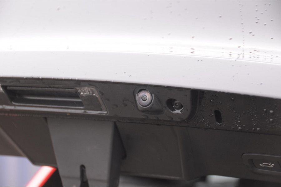 Volvo XC40 T4 211PK Automaat Plus Dark /  cruise control / Elektrische stoelen / Harman Kardon audio / Pilot assist / Stoel en stuur verwarming / Elektrische achterklep / Parkeersensoren met camera / Google infotainment