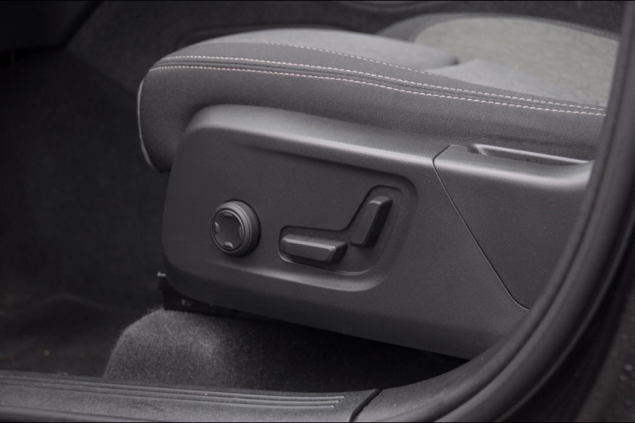 Volvo XC40 T4 211PK Automaat Plus Dark /  cruise control / Elektrische stoelen / Harman Kardon audio / Pilot assist / Stoel en stuur verwarming / Elektrische achterklep / Parkeersensoren met camera / Google infotainment
