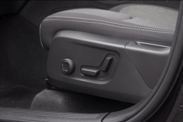 Volvo XC40 T4 211PK Automaat Plus Dark /  cruise control / Elektrische stoelen / Harman Kardon audio / Pilot assist / Stoel en stuur verwarming / Elektrische achterklep / Parkeersensoren met camera / Google infotainment