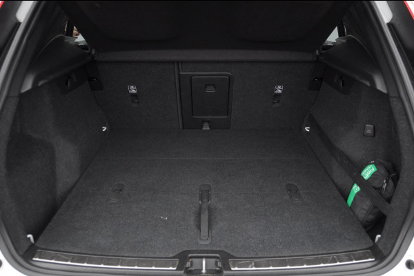 Volvo XC40 B4 211PK Automaat Inscription / Elektrische stoelen met geheugen / Keyless entry / Elektrische achterklep / Harman Kardon audio / Parkeersensoren met camera / stoel - en stuurwielverwarming /