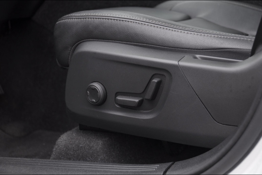Volvo XC40 B4 211PK Automaat Inscription / Elektrische stoelen met geheugen / Keyless entry / Elektrische achterklep / Harman Kardon audio / Parkeersensoren met camera / stoel - en stuurwielverwarming /