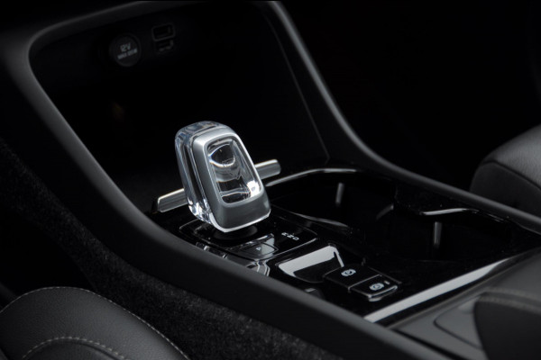 Volvo XC40 B4 211PK Automaat Inscription / Elektrische stoelen met geheugen / Keyless entry / Elektrische achterklep / Harman Kardon audio / Parkeersensoren met camera / stoel - en stuurwielverwarming /