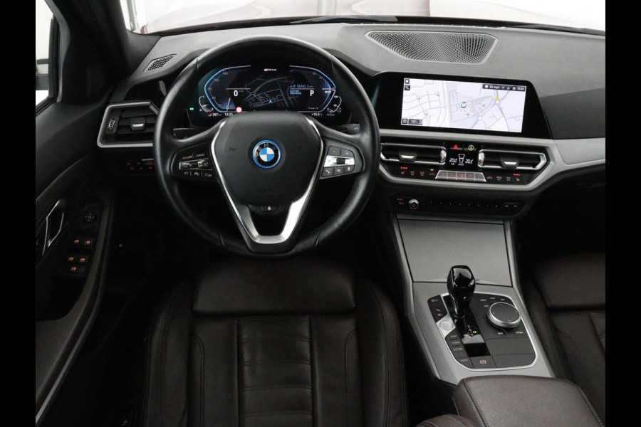 BMW 3-serie 330e Business Edition Plus | Sportstoelen | Leder | Adaptive cruise | Stoelverwarming | Carplay | Stuurverwarming | Navigatie | Parkeerhulp | Full LED | Live Cockpit | Individual Aventurinrot metallic | PHEV | Plug In
