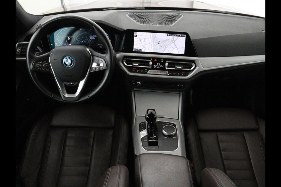 BMW 3-serie 330e Business Edition Plus | Sportstoelen | Leder | Adaptive cruise | Stoelverwarming | Carplay | Stuurverwarming | Navigatie | Parkeerhulp | Full LED | Live Cockpit | Individual Aventurinrot metallic | PHEV | Plug In