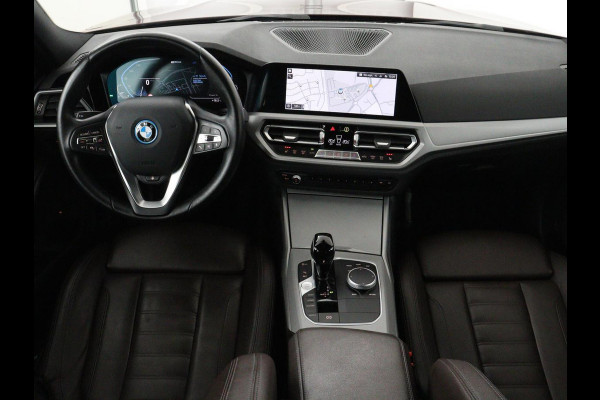 BMW 3-serie 330e Business Edition Plus | Sportstoelen | Leder | Adaptive cruise | Stoelverwarming | Carplay | Stuurverwarming | Navigatie | Parkeerhulp | Full LED | Live Cockpit | Individual Aventurinrot metallic | PHEV | Plug In