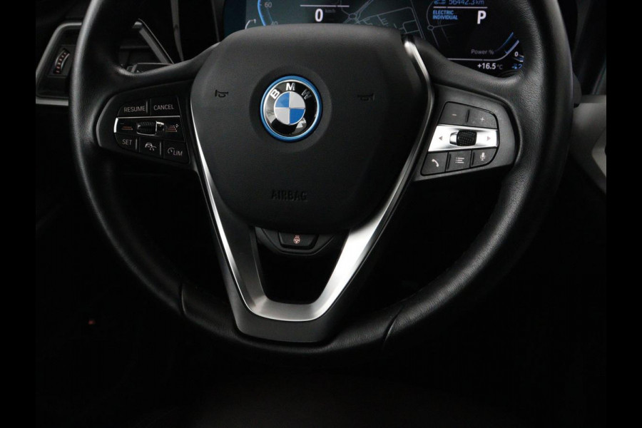 BMW 3-serie 330e Business Edition Plus | Sportstoelen | Leder | Adaptive cruise | Stoelverwarming | Carplay | Stuurverwarming | Navigatie | Parkeerhulp | Full LED | Live Cockpit | Individual Aventurinrot metallic | PHEV | Plug In