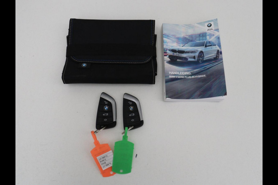 BMW 3-serie 330e Business Edition Plus | Sportstoelen | Leder | Adaptive cruise | Stoelverwarming | Carplay | Stuurverwarming | Navigatie | Parkeerhulp | Full LED | Live Cockpit | Individual Aventurinrot metallic | PHEV | Plug In