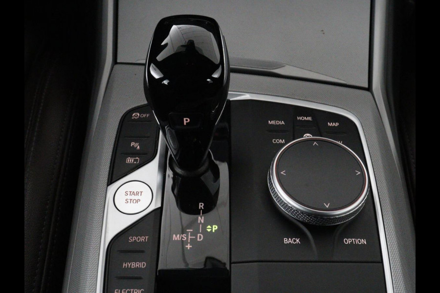 BMW 3-serie 330e Business Edition Plus | Sportstoelen | Leder | Adaptive cruise | Stoelverwarming | Carplay | Stuurverwarming | Navigatie | Parkeerhulp | Full LED | Live Cockpit | Individual Aventurinrot metallic | PHEV | Plug In
