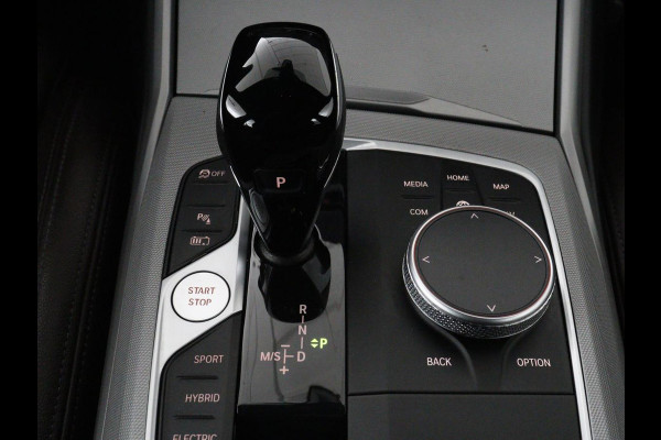 BMW 3-serie 330e Business Edition Plus | Sportstoelen | Leder | Adaptive cruise | Stoelverwarming | Carplay | Stuurverwarming | Navigatie | Parkeerhulp | Full LED | Live Cockpit | Individual Aventurinrot metallic | PHEV | Plug In