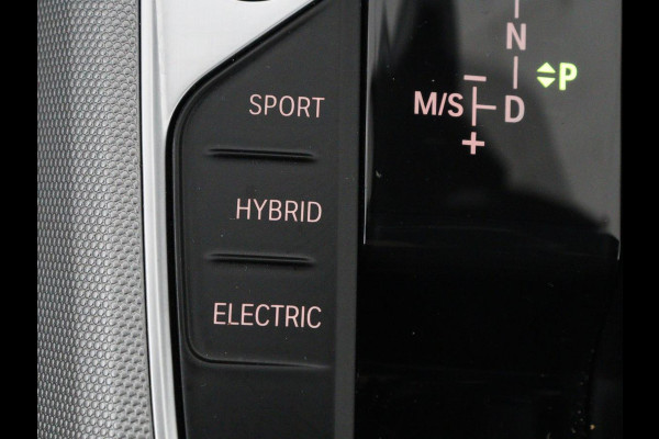 BMW 3-serie 330e Business Edition Plus | Sportstoelen | Leder | Adaptive cruise | Stoelverwarming | Carplay | Stuurverwarming | Navigatie | Parkeerhulp | Full LED | Live Cockpit | Individual Aventurinrot metallic | PHEV | Plug In