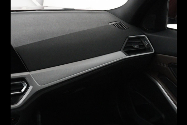 BMW 3-serie 330e Business Edition Plus | Sportstoelen | Leder | Adaptive cruise | Stoelverwarming | Carplay | Stuurverwarming | Navigatie | Parkeerhulp | Full LED | Live Cockpit | Individual Aventurinrot metallic | PHEV | Plug In