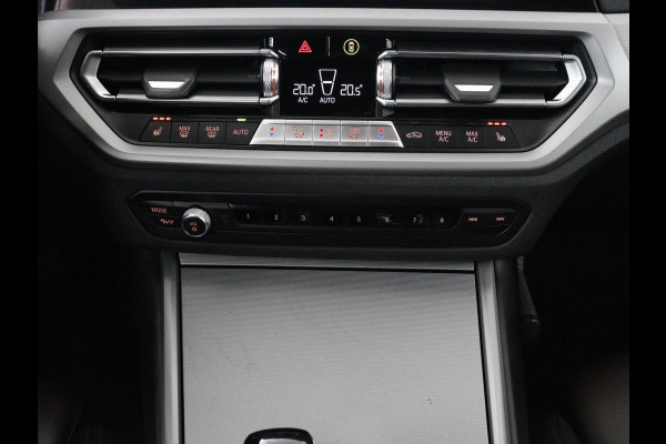 BMW 3-serie 330e Business Edition Plus | Sportstoelen | Leder | Adaptive cruise | Stoelverwarming | Carplay | Stuurverwarming | Navigatie | Parkeerhulp | Full LED | Live Cockpit | Individual Aventurinrot metallic | PHEV | Plug In