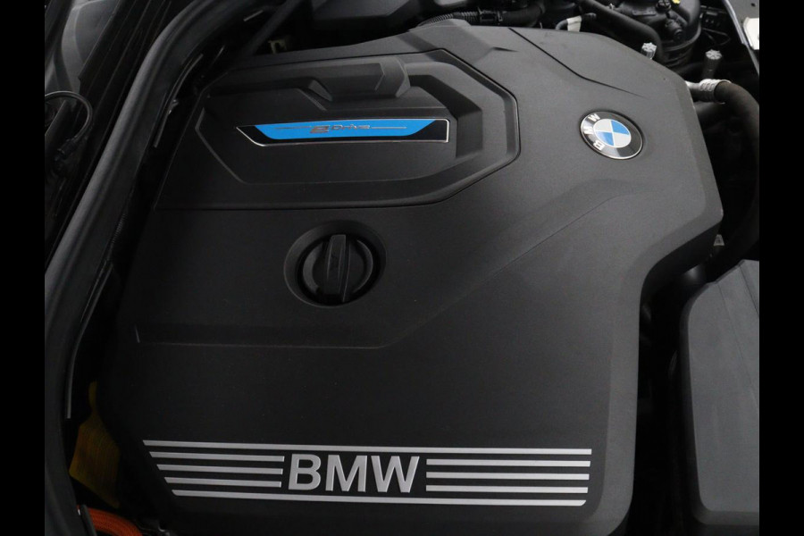 BMW 3-serie 330e Business Edition Plus | Sportstoelen | Leder | Adaptive cruise | Stoelverwarming | Carplay | Stuurverwarming | Navigatie | Parkeerhulp | Full LED | Live Cockpit | Individual Aventurinrot metallic | PHEV | Plug In