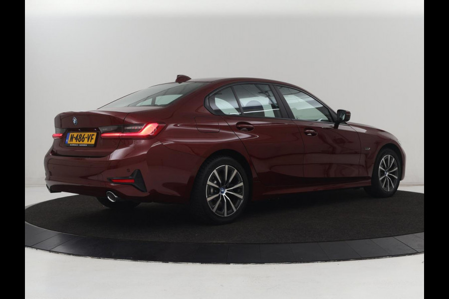 BMW 3-serie 330e Business Edition Plus | Sportstoelen | Leder | Adaptive cruise | Stoelverwarming | Carplay | Stuurverwarming | Navigatie | Parkeerhulp | Full LED | Live Cockpit | Individual Aventurinrot metallic | PHEV | Plug In