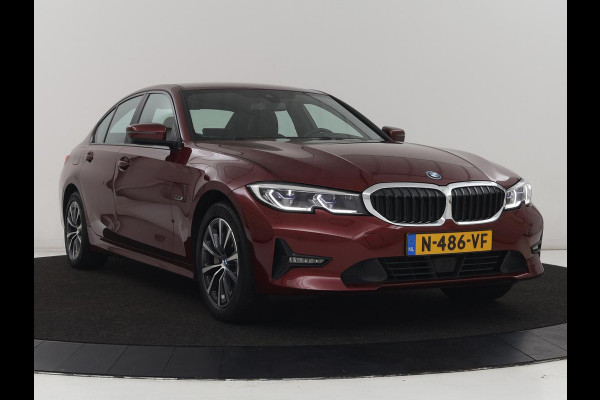 BMW 3-serie 330e Business Edition Plus | Sportstoelen | Leder | Adaptive cruise | Stoelverwarming | Carplay | Stuurverwarming | Navigatie | Parkeerhulp | Full LED | Live Cockpit | Individual Aventurinrot metallic | PHEV | Plug In