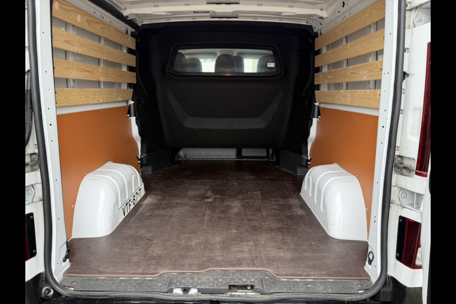 Renault Trafic 2.0 dCi 130pk T29 L2H1 DC 6 persoons Work Edition / vaste prijs rijklaar € 24.950 ex btw / lease € 407 / euro 6 / bpm vrij / trekhaak / airco / cruise / navigatie / isofix / sidebars
