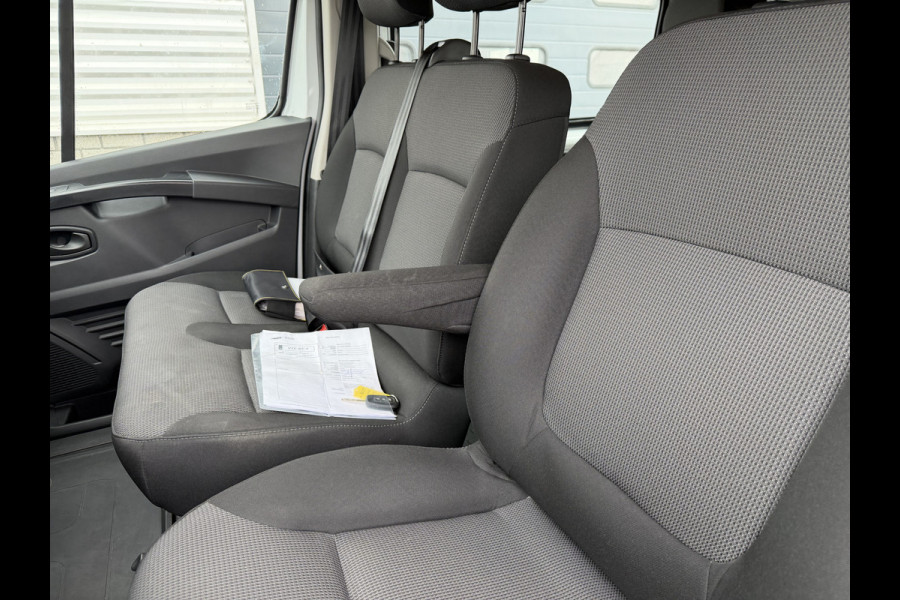 Renault Trafic 2.0 dCi 130pk T29 L2H1 DC 6 persoons Work Edition / vaste prijs rijklaar € 24.950 ex btw / lease € 407 / euro 6 / bpm vrij / trekhaak / airco / cruise / navigatie / isofix / sidebars