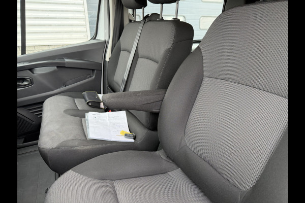 Renault Trafic 2.0 dCi 130pk T29 L2H1 DC 6 persoons Work Edition / vaste prijs rijklaar € 24.950 ex btw / lease € 407 / euro 6 / bpm vrij / trekhaak / airco / cruise / navigatie / isofix / sidebars