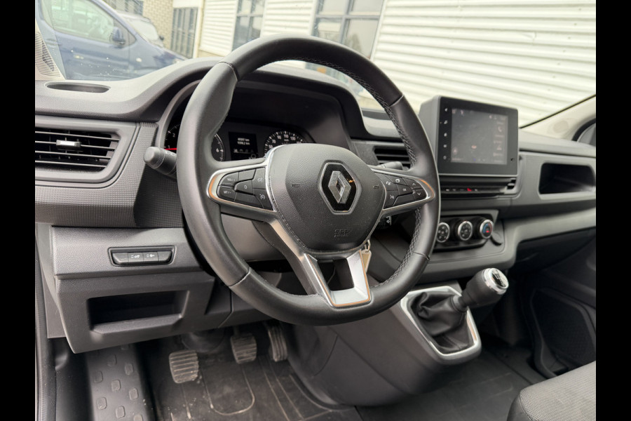 Renault Trafic 2.0 dCi 130pk T29 L2H1 DC 6 persoons Work Edition / vaste prijs rijklaar € 24.950 ex btw / lease € 407 / euro 6 / bpm vrij / trekhaak / airco / cruise / navigatie / isofix / sidebars