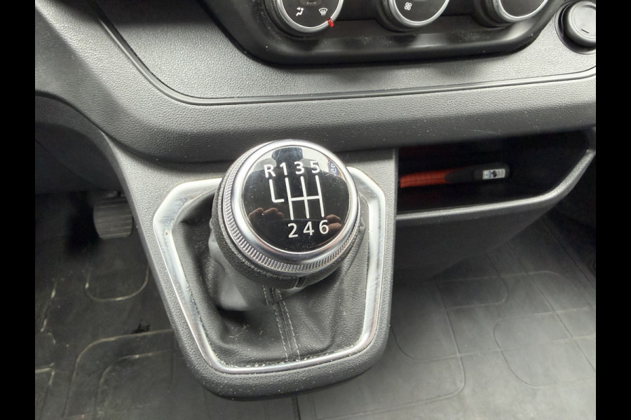 Renault Trafic 2.0 dCi 130pk T29 L2H1 DC 6 persoons Work Edition / vaste prijs rijklaar € 24.950 ex btw / lease € 407 / euro 6 / bpm vrij / trekhaak / airco / cruise / navigatie / isofix / sidebars