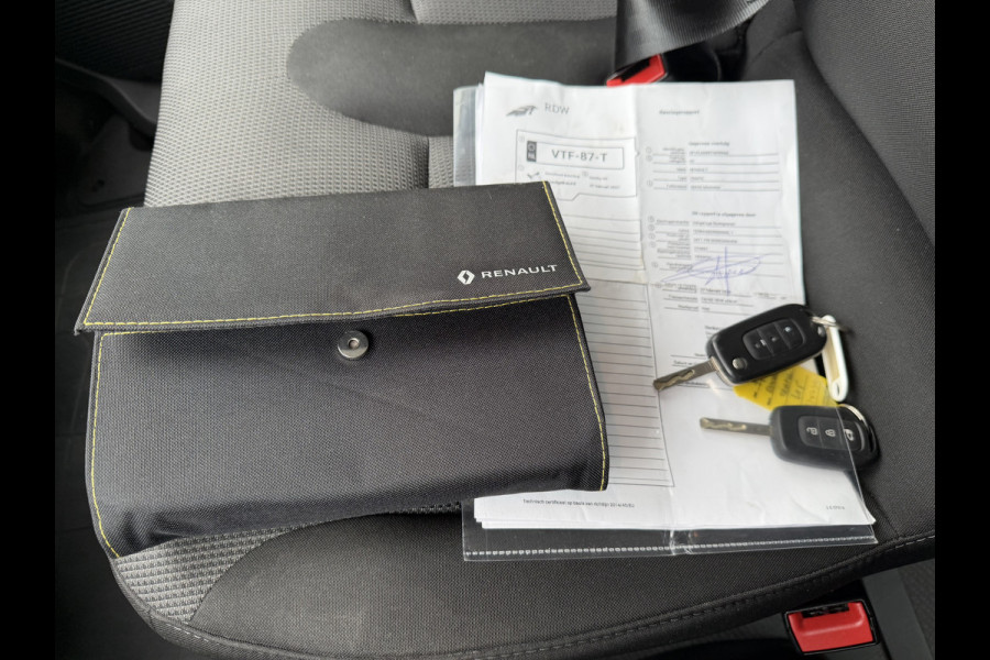 Renault Trafic 2.0 dCi 130pk T29 L2H1 DC 6 persoons Work Edition / vaste prijs rijklaar € 24.950 ex btw / lease € 407 / euro 6 / bpm vrij / trekhaak / airco / cruise / navigatie / isofix / sidebars