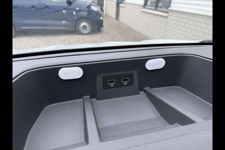 Renault Trafic 2.0 dCi 130pk T29 L2H1 DC 6 persoons Work Edition / vaste prijs rijklaar € 24.950 ex btw / lease € 407 / euro 6 / bpm vrij / trekhaak / airco / cruise / navigatie / isofix / sidebars