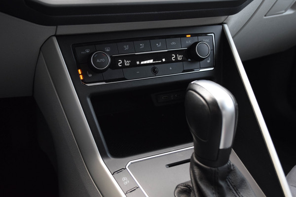 Volkswagen Polo 1.0 TSI Highline R-Line / Cruise Control/ Stoelverwarming/ Parkeersensoren/ 70kW (96PK)