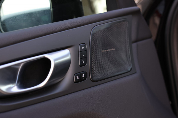 Volvo XC60 2.0 T6 Plug-in hybrid AWD Plus Bright *Pano*H/K*Camera*Trekhaak*