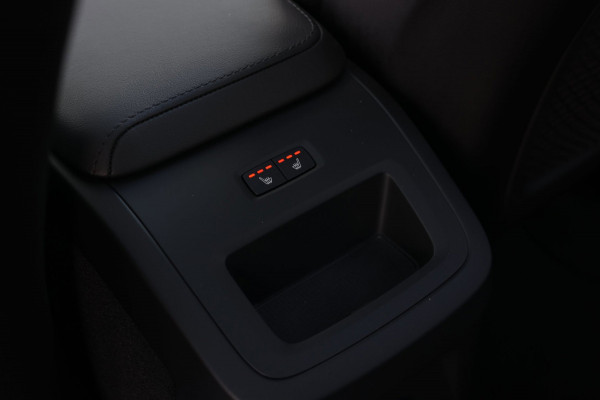 Volvo XC60 2.0 T6 Plug-in hybrid AWD Plus Bright *Pano*H/K*Camera*Trekhaak*