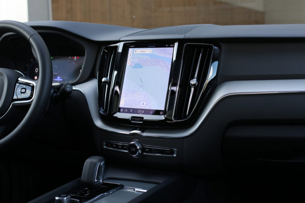 Volvo XC60 2.0 T6 Plug-in hybrid AWD Plus Bright *Pano*H/K*Camera*Trekhaak*