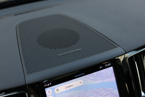 Volvo XC60 2.0 T6 Plug-in hybrid AWD Plus Bright *Pano*H/K*Camera*Trekhaak*