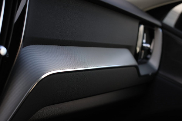 Volvo XC60 2.0 T6 Plug-in hybrid AWD Plus Bright *Pano*H/K*Camera*Trekhaak*