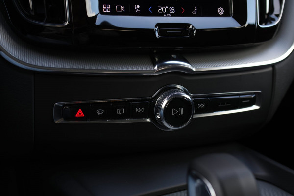 Volvo XC60 2.0 T6 Plug-in hybrid AWD Plus Bright *Pano*H/K*Camera*Trekhaak*