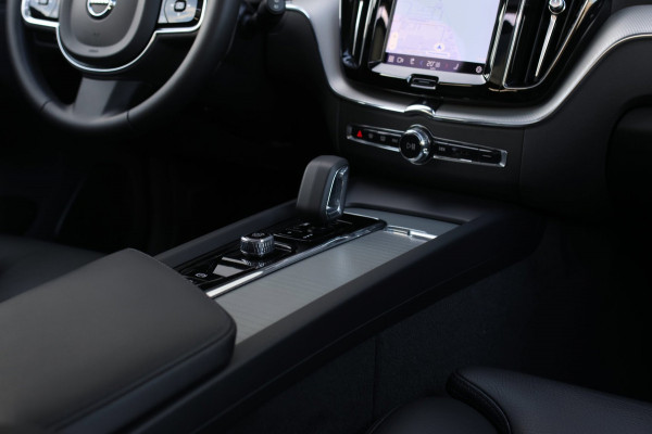 Volvo XC60 2.0 T6 Plug-in hybrid AWD Plus Bright *Pano*H/K*Camera*Trekhaak*