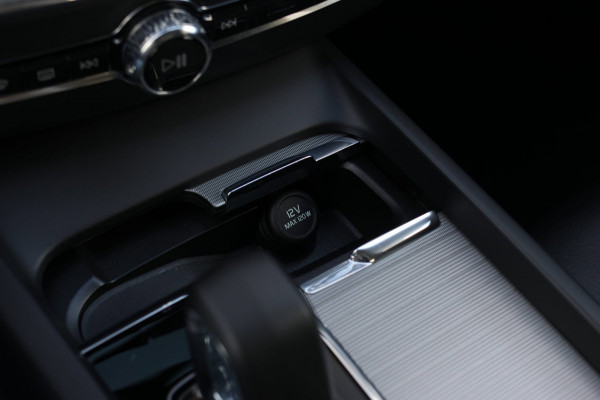 Volvo XC60 2.0 T6 Plug-in hybrid AWD Plus Bright *Pano*H/K*Camera*Trekhaak*
