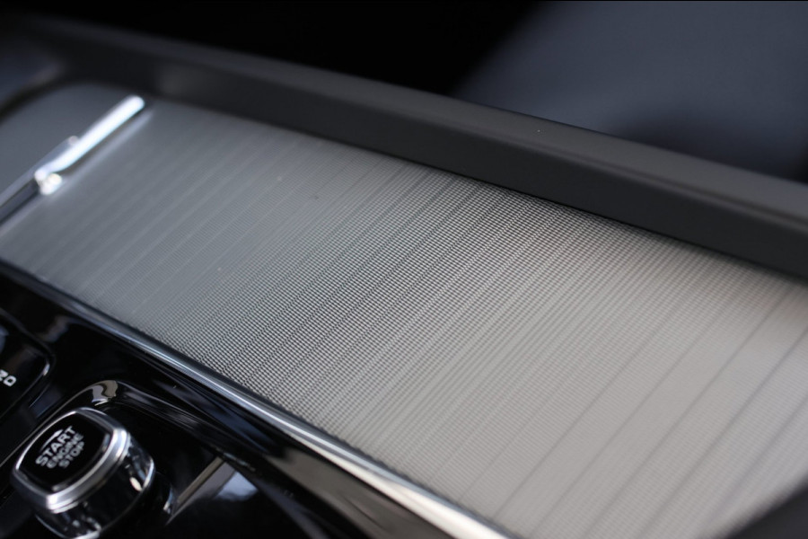 Volvo XC60 2.0 T6 Plug-in hybrid AWD Plus Bright *Pano*H/K*Camera*Trekhaak*