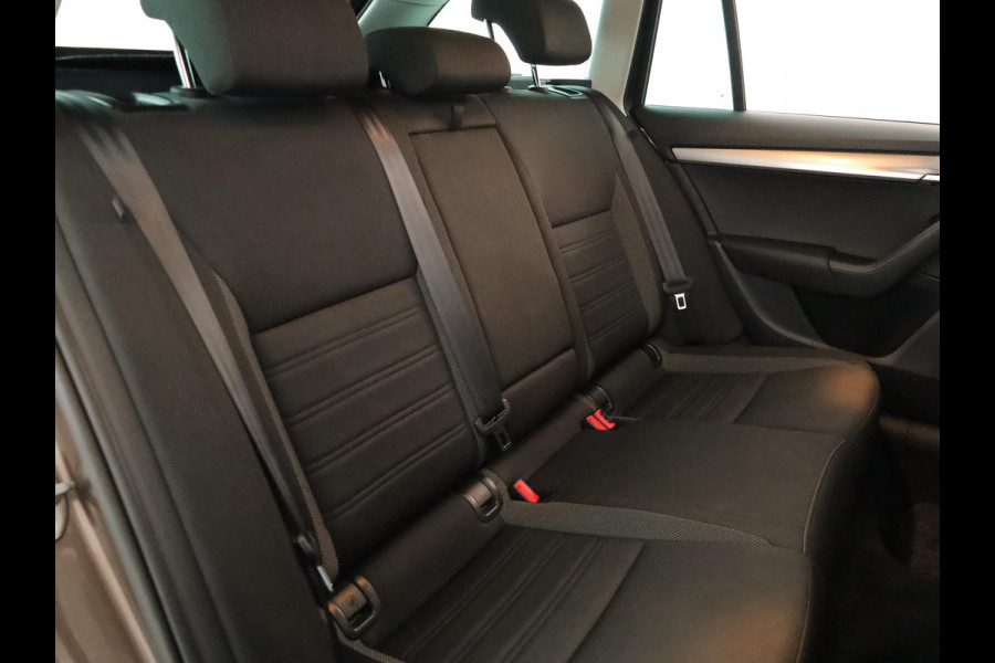 Škoda Octavia Combi 1.0 TSI Greentech Ambition Business 115pk 6bak| trekhaak| navigatie| LM-velgen| Parksensors achter