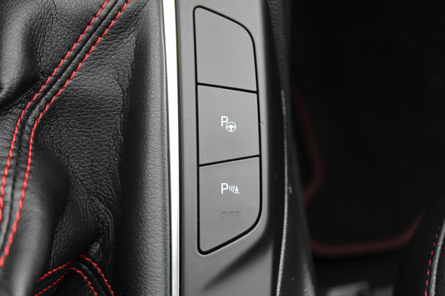 Ford Kuga 1.5 EcoBoost ST-Line X , 150pk 1800 Trekgewicht Cilmate control , Camera , Stoel,Stuur en Voorruit verwarming Navigatie , Trekhaak , Elek.verstelbare bestuurders stoel