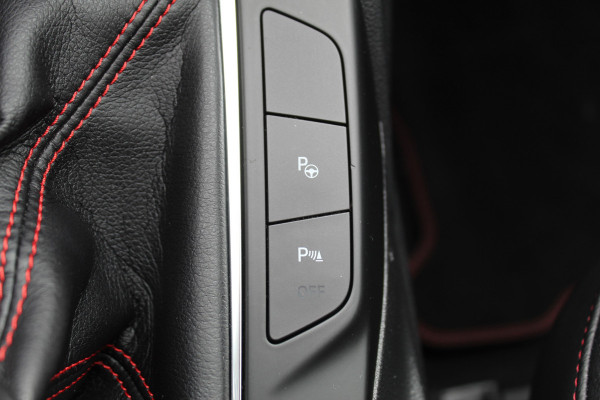 Ford Kuga 1.5 EcoBoost ST-Line X , 150pk 1800 Trekgewicht Cilmate control , Camera , Stoel,Stuur en Voorruit verwarming Navigatie , Trekhaak , Elek.verstelbare bestuurders stoel