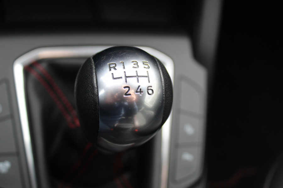 Ford Kuga 1.5 EcoBoost ST-Line X , 150pk 1800 Trekgewicht Cilmate control , Camera , Stoel,Stuur en Voorruit verwarming Navigatie , Trekhaak , Elek.verstelbare bestuurders stoel