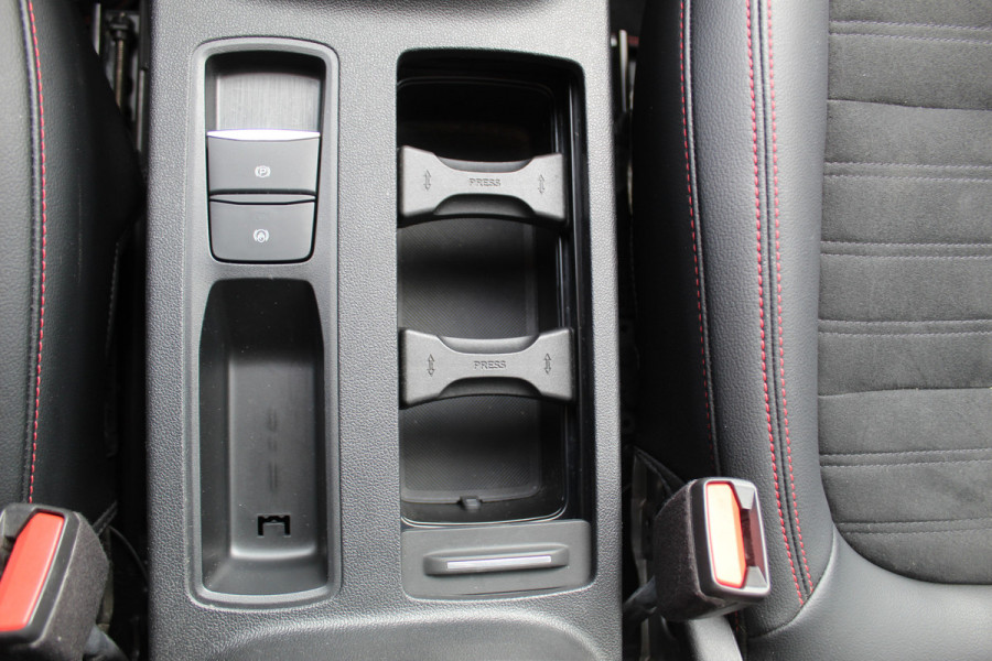 Ford Kuga 1.5 EcoBoost ST-Line X , 150pk 1800 Trekgewicht Cilmate control , Camera , Stoel,Stuur en Voorruit verwarming Navigatie , Trekhaak , Elek.verstelbare bestuurders stoel