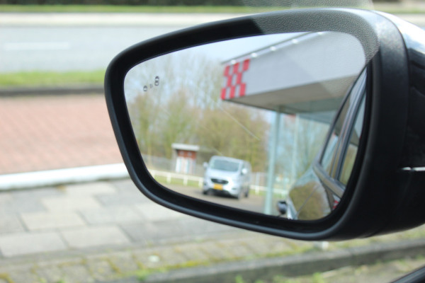 Ford Kuga 1.5 EcoBoost ST-Line X , 150pk 1800 Trekgewicht Cilmate control , Camera , Stoel,Stuur en Voorruit verwarming Navigatie , Trekhaak , Elek.verstelbare bestuurders stoel