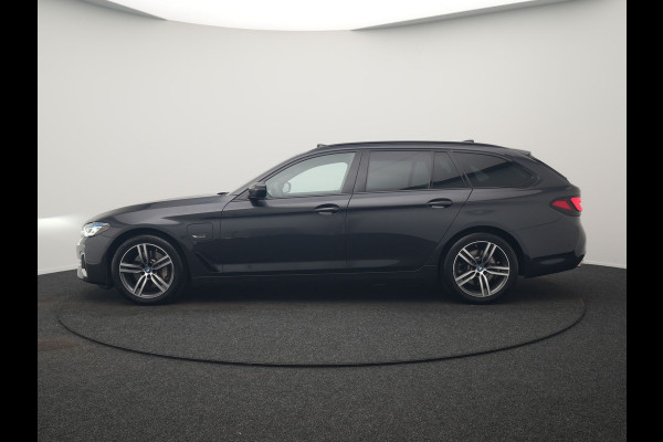 BMW 5 Serie Touring 530e xDrive Luxury Line PHEV 293pk Dealer O.H. | Panodak | Head Up | Camera | Lederen Comfortzetels Massage & Memory | Laser LED | Sfeerverlichting | Stuur Verwarmd | Keyless | Apple Carplay | Plug In Hybrid