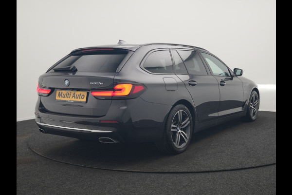 BMW 5 Serie Touring 530e xDrive Luxury Line PHEV 293pk Dealer O.H. | Panodak | Head Up | Camera | Lederen Comfortzetels Massage & Memory | Laser LED | Sfeerverlichting | Stuur Verwarmd | Keyless | Apple Carplay | Plug In Hybrid