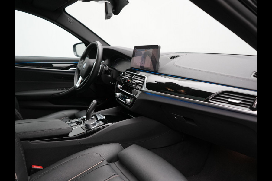 BMW 5 Serie Touring 530e xDrive Luxury Line PHEV 293pk Dealer O.H. | Panodak | Head Up | Camera | Lederen Comfortzetels Massage & Memory | Laser LED | Sfeerverlichting | Stuur Verwarmd | Keyless | Apple Carplay | Plug In Hybrid