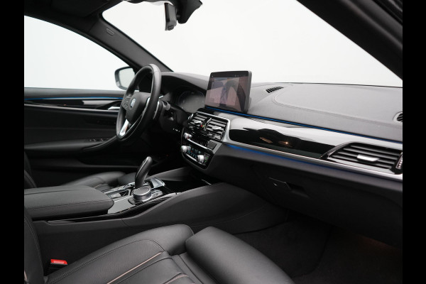 BMW 5 Serie Touring 530e xDrive Luxury Line PHEV 293pk Dealer O.H. | Panodak | Head Up | Camera | Lederen Comfortzetels Massage & Memory | Laser LED | Sfeerverlichting | Stuur Verwarmd | Keyless | Apple Carplay | Plug In Hybrid